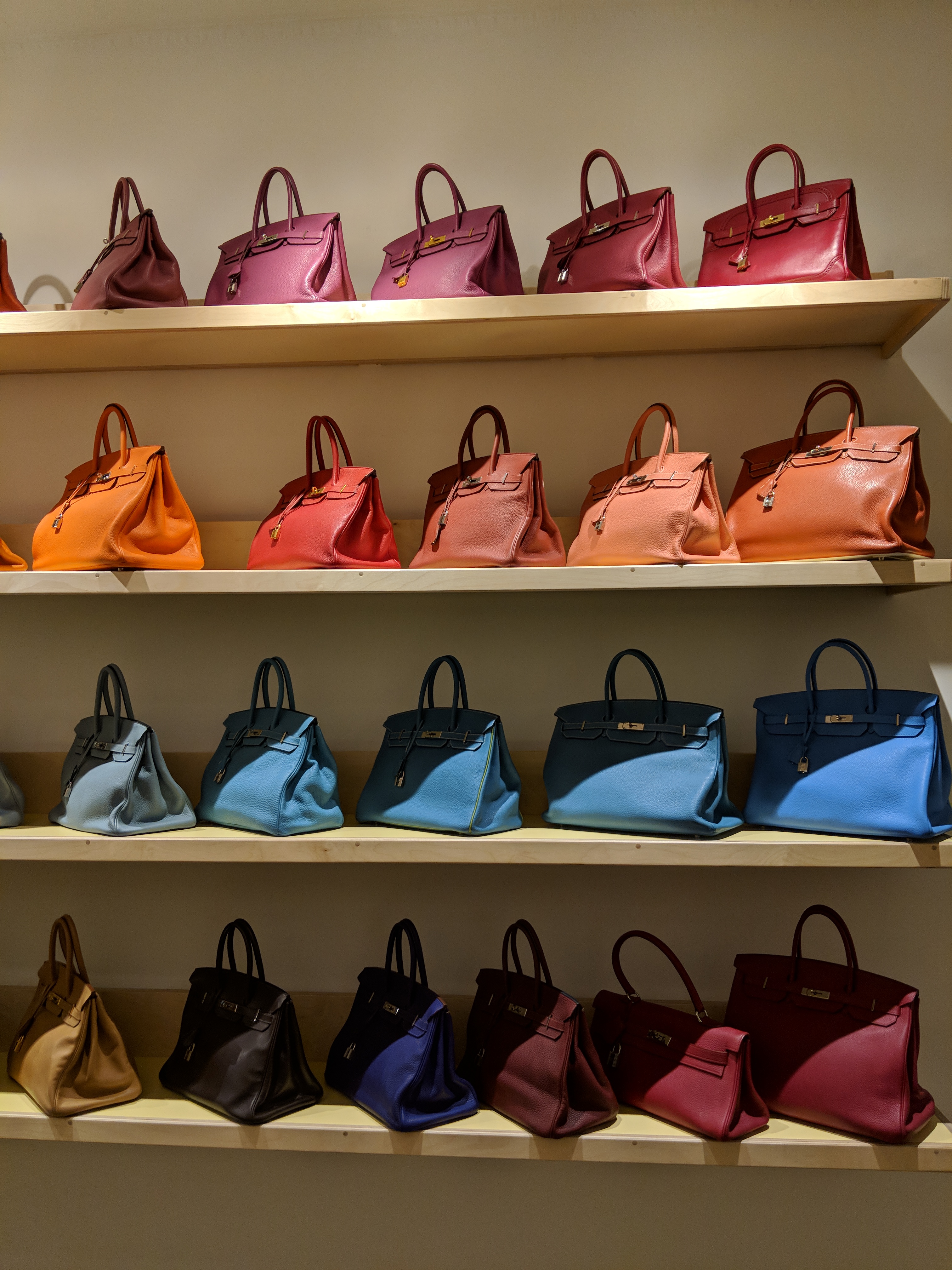 Fendi abre primeira loja no Brasil com mostra de bolsas icônicas :: Olhar  Conceito