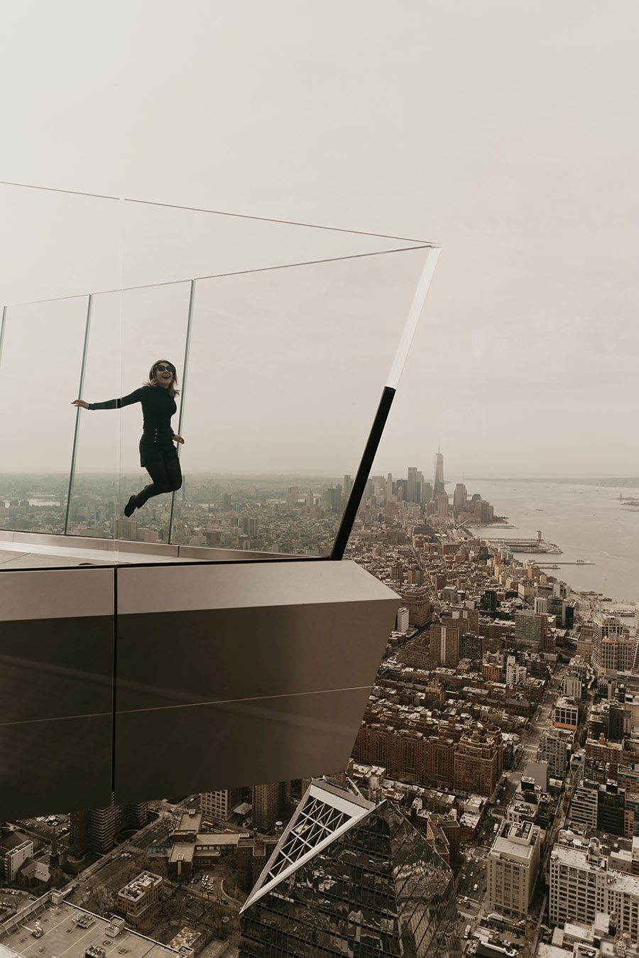 Imagem de uma mulher pulando no observatório Edge em Nova York